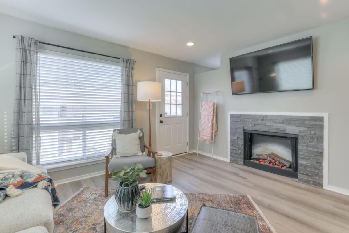 Walk To Broadway Riverfront Condo With Pool Nashville Exterior photo